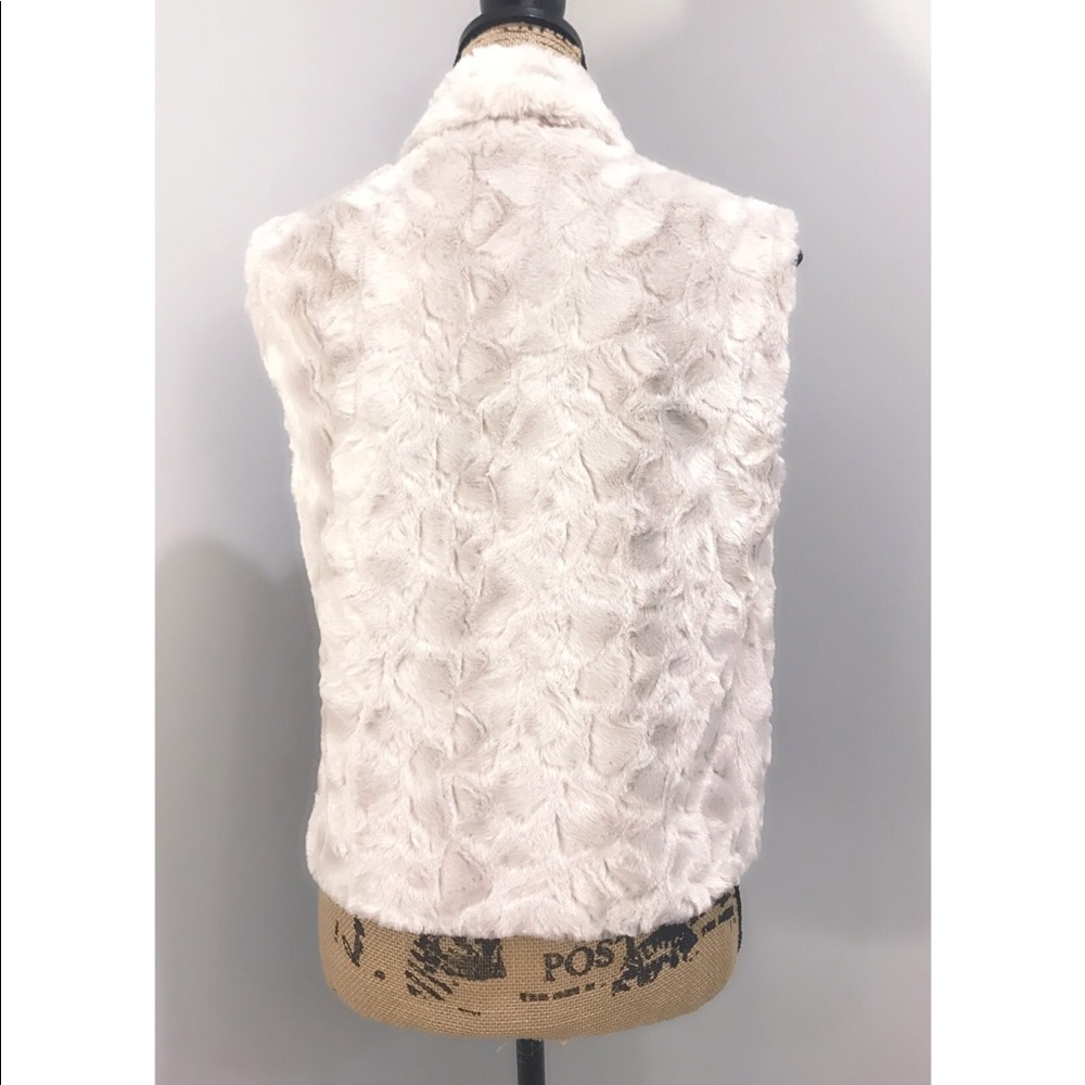 ❌SOLD❌ Jack by BB Dakota Cream Faux Fur Vest - Picture 2 of 3